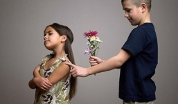 Bé gái lớp 5 đưa ra luật 'đừng chạm vào vai' với bạn trai gây 'sốt'