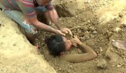 Cô gái bị chôn sống để chữa đau lưng do sét đánh