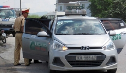 Thảm án 4 bà cháu: Cảnh sát mang súng chặn xe tìm nghi phạm