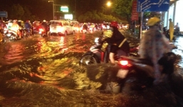 Chùm ảnh: Sài Gòn tê liệt giữa 'biển nước' mênh mông