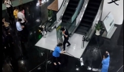 Video: Mưa lớn, nước chảy xối xả trong tòa nhà Bitexco