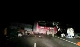 Trung Quốc: Tai nạn thảm khốc, xe bus đâm xe tải