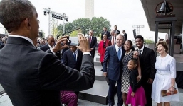 Video: Sốt với cảnh Obama chụp ảnh cho cựu tổng thống Bush