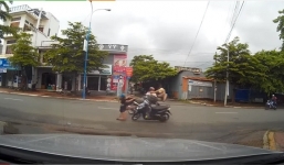 Phóng bạt mạng qua ngã tư, xe máy gây tai nạn kinh hoàng
