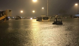 Mưa lớn khiến Tân Sơn Nhất 'thất thủ', nhiều chuyến bay phải đổi hướng