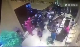 100 người Trung Quốc chen lấn đăng ký mua nhà làm đổ sập cửa 