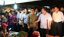 Thủ tướng bất ngờ 'vi hành' chợ Long Biên lúc rạng sáng 