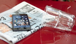 Top 3 điện thoại chống nước giá rẻ cho mùa mưa bão