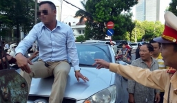 Tài xế vi phạm cố thủ trên nắp capo bị phạt 22 triệu đồng