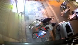 Video: Trộm xe máy trong 3 giây giữa phố Hà Nội
