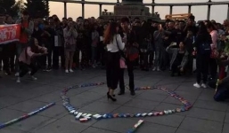 Cầu hôn bạn gái bằng 999 hộp bao cao su gây xôn xao