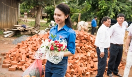 Ngưỡng mộ tấm lòng nhân ái của người đẹp có học vấn 'khủng' nhất HHVN