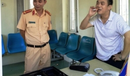 Bị phạt 17 triệu, 'ma men' xưng PV tông xe vào cổng UBND tỉnh đã hết tội?
