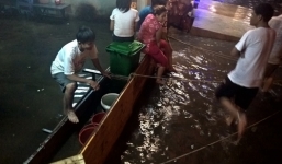 Sài Gòn lại 'thất thủ' trong mưa lớn, cây xanh đè gãy cột điện và 7 ô tô