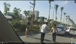 Va chạm giao thông, 2 tài xế taxi 'so găng' giữa đường