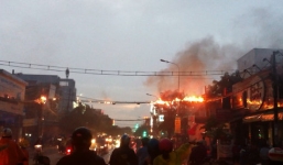 Dây điện giữa giao lộ ở Sài Gòn cháy nổ trong lúc trời mưa