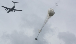 Cận cảnh lính Nga diễn tập đổ bộ đường không