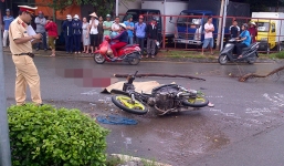 Cô gái trẻ nằm chết trên đường bên cạnh chiếc xe không biển số