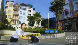 Lấy balo che mặt tránh nắng khi sang đường, hot girl chạm trán ô tô