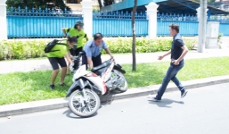 Dân mạng 'nghi ngờ' hành động giúp đỡ 2 cô gái bị ngã xe của Mr Đàm