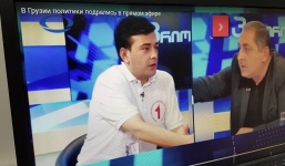 Hai chính trị gia Gruzia tạt nước, đánh nhau trên truyền hình vì Nga