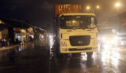 Mẹ ngất lịm khi thấy con bị cán chết trước cửa nhà