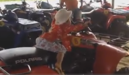 Người lớn reo hò, cổ vũ bé gái 3 tuổi lái xe địa hình trên cát