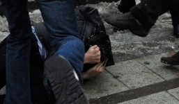 Nam sinh bị đánh hội đồng vì là người châu Á