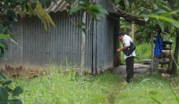 Người bán vé số chết trên giường, trên mặt dính đầy máu khô