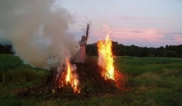 Thiêu sống một cụ bà bị nghi là phù thủy