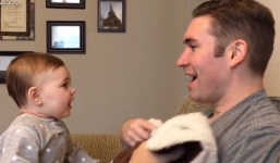 Video: Biểu cảm cực yêu của em bé khi bố... không còn râu