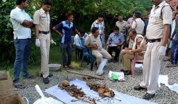 Vợ chôn chồng dưới sàn nhà vì hết tiền mua mộ