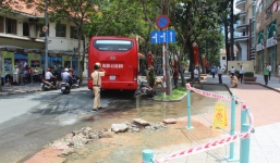 Xe khách chở người nước ngoài 'đại náo' trước nhà thờ Đức Bà