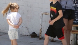 Quy định kỳ lạ: Học sinh phải chắp tay sau lưng khi tới trường