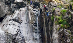 Nín thở xem cú nhảy “chết chóc” từ đỉnh thác cao 58m