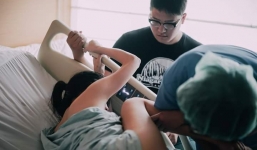 Bộ ảnh lột tả sự đau đớn của thai phụ khi sinh nở gây 'bão' mạng