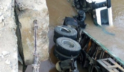 Xe container lao xuống suối, tài xế phá cửa thoát ra ngoài