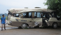 Cạy cửa cứu hành khách mắc kẹt trên xe sau tai nạn kinh hoàng