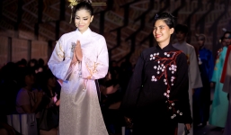 Hoa hậu Phạm Hương hát tuồng cổ trên sàn diễn thời trang