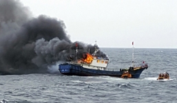 Video: Tàu cá Trung Quốc bị ném lựu đạn