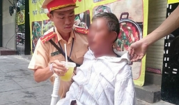 CSGT giúp đỡ cụ ông gục bên đường vì 'quá chén'