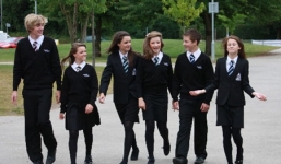 Quy định kỳ lạ: Học sinh phải chắp tay sau lưng khi tới trường