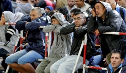 30 người Đức tấn công người nhập cư ngay giữa quảng trường