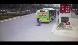 Xe máy chở 4 phóng nhanh đâm vào đuôi xe buýt đang trả khách