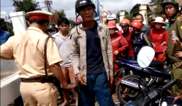 Xuất hiện clip CSGT còng tay, có lời lẽ thiếu chuẩn mực với người dân