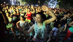 Hàng trăm thiếu nữ hào hứng nhảy Zumba trên phố đi bộ Hà Nội