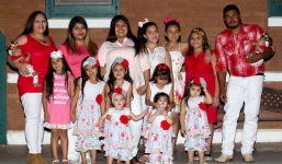 Bà mẹ 29 tuổi khao khát con trai dù đã có 14 con gái