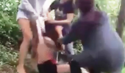 Clip cô gái trẻ bị lột đồ, đánh hội đồng gây phẫn nộ