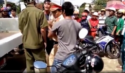 Hàng chục người dân vây kín đòi CSGT thả người