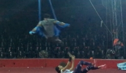 Á hậu Hoàng Oanh gặp tai nạn trên sân khấu